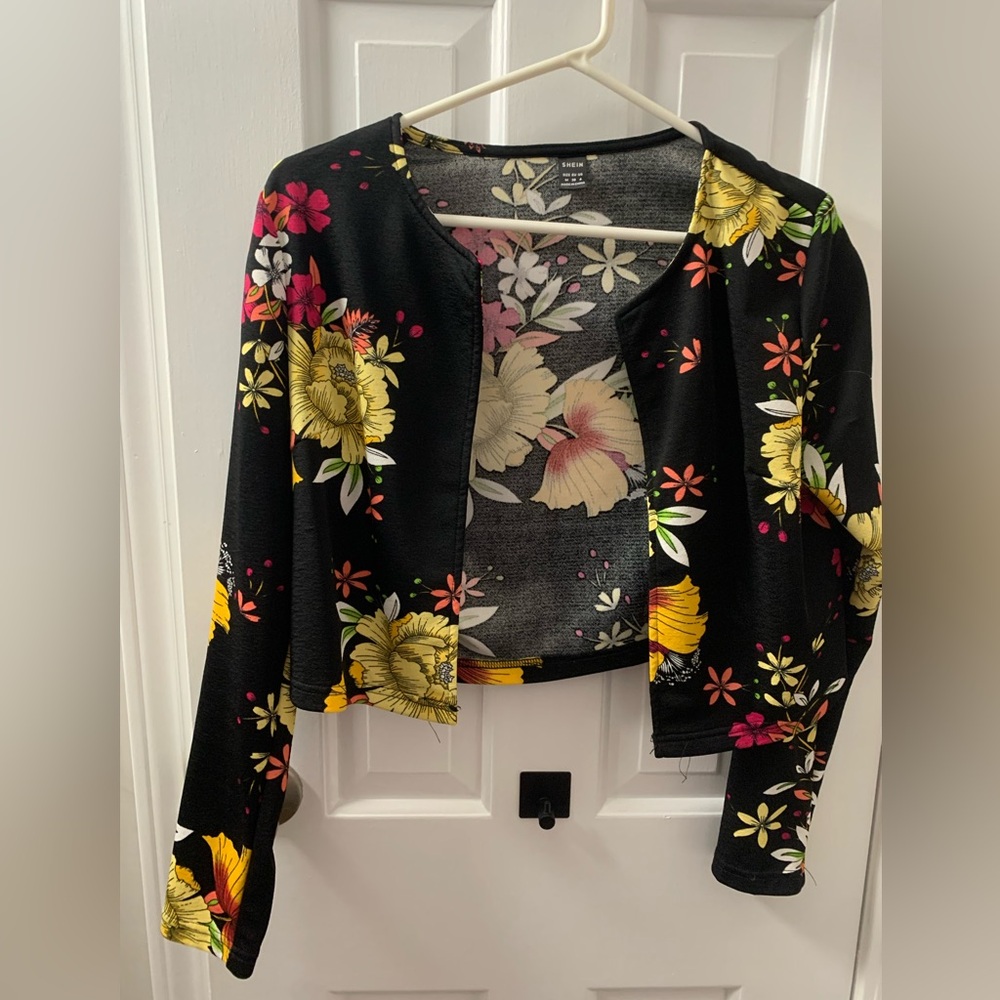 Lightweight flower jacket. Medium but fits like a small